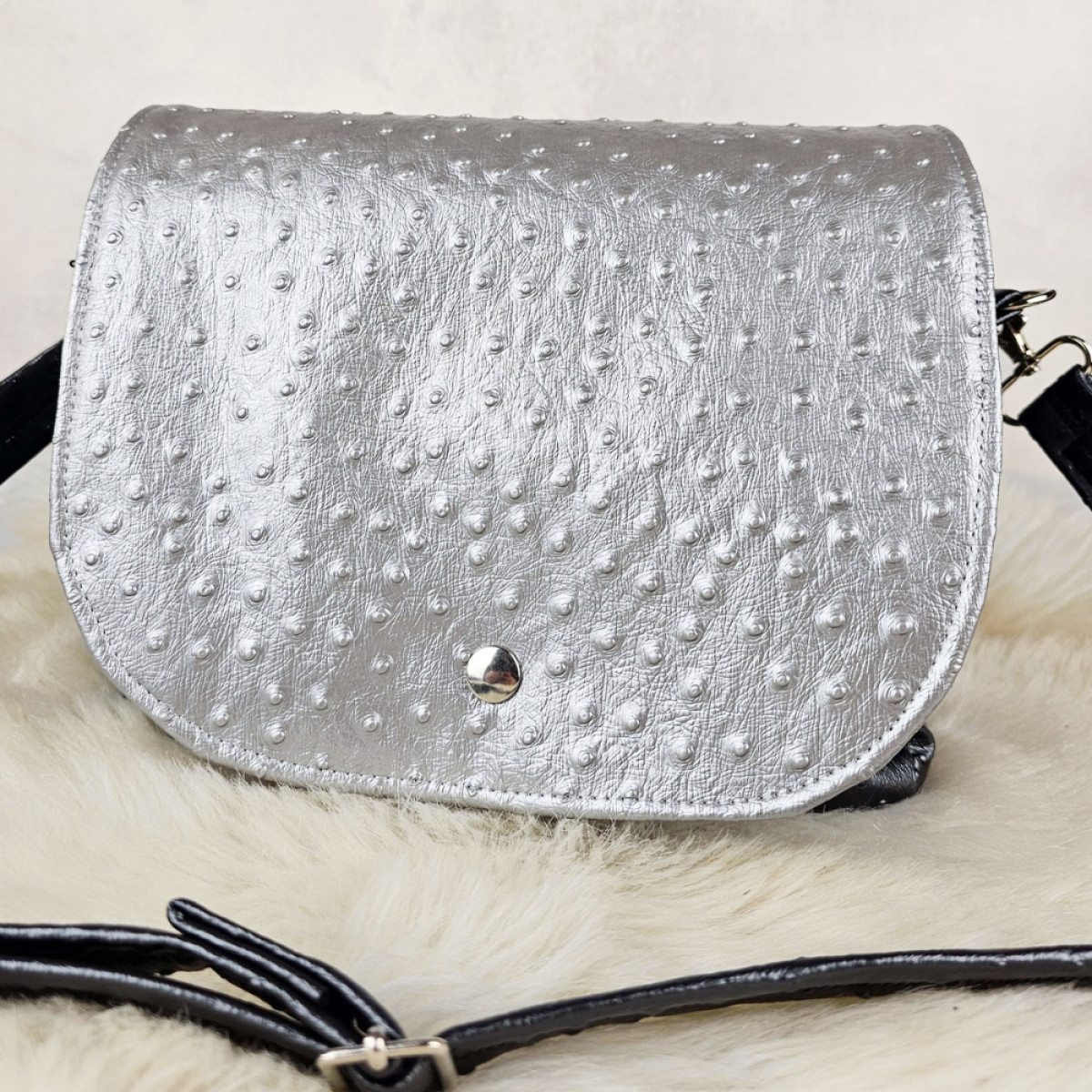 Kunstleder genoppt silber metallic